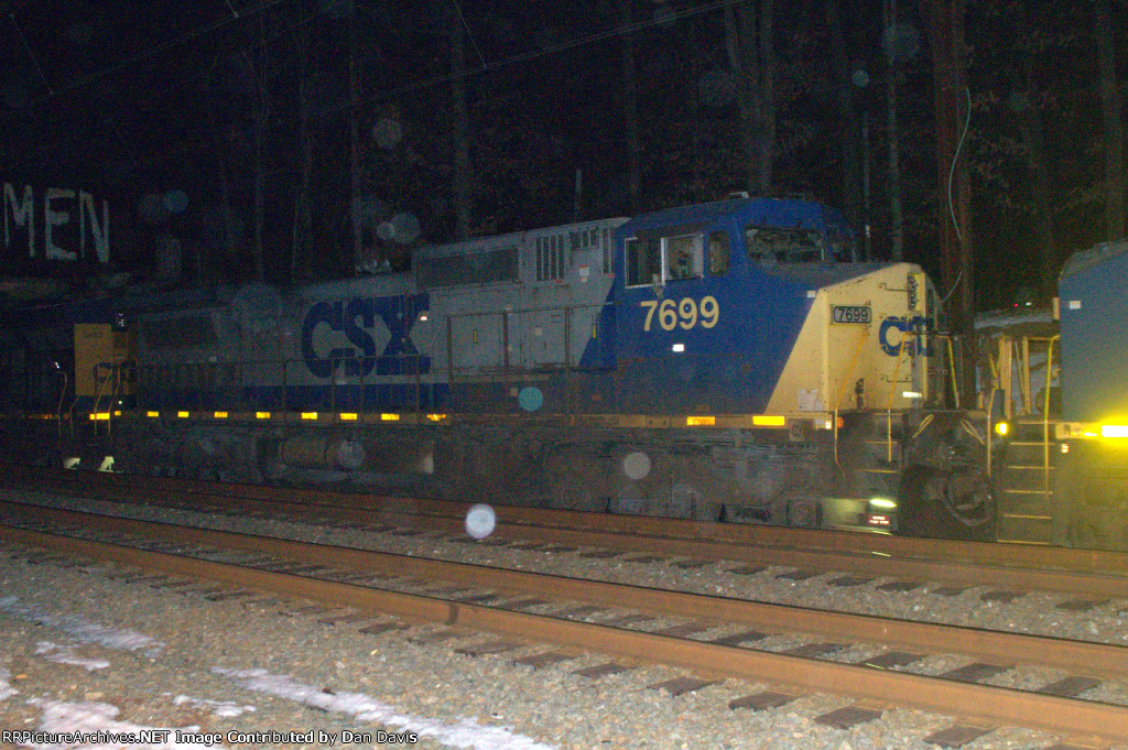 CSX C40-8W 7699 trails on Q410